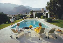 Poolside Gossip (Slim Aarons) - Muzeo.com