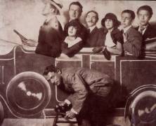 Max Morise, Simone Breton, Paul Eluard, Joseph Delteil, Gala Desnos, Andre Breton et Max Ernst à la foire de Montmartre (anonyme) - Muzeo.com